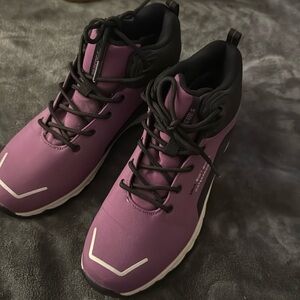 NWOT Paredes aqua soft shell waterproof women’s hiking boot